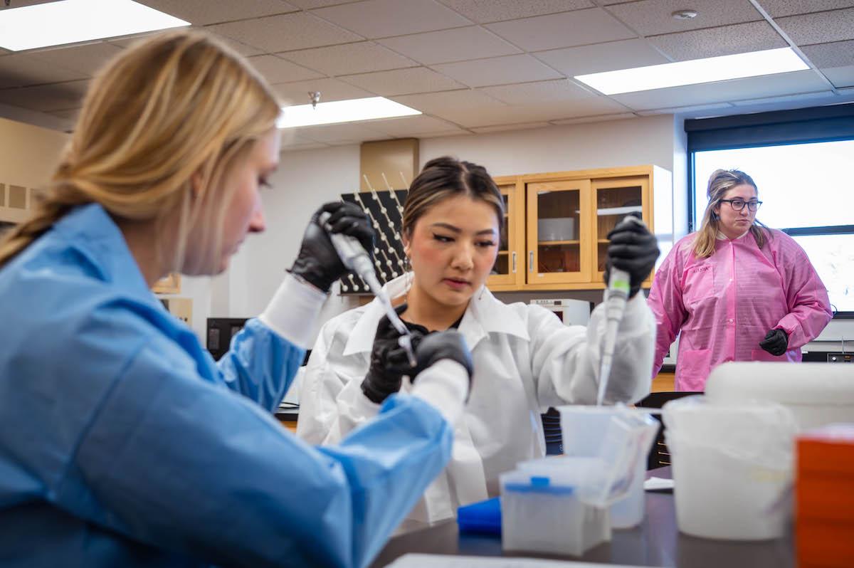 学生在化学实验室中使用移液器